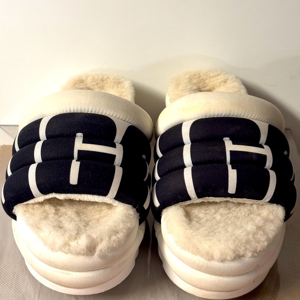 Ugg white sandals size 9 good condition